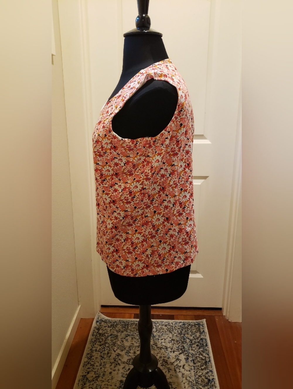 Liz Claiborn Floral Scoop Neck Tank Top in Pink Daisy Print - Picture 5 of 11